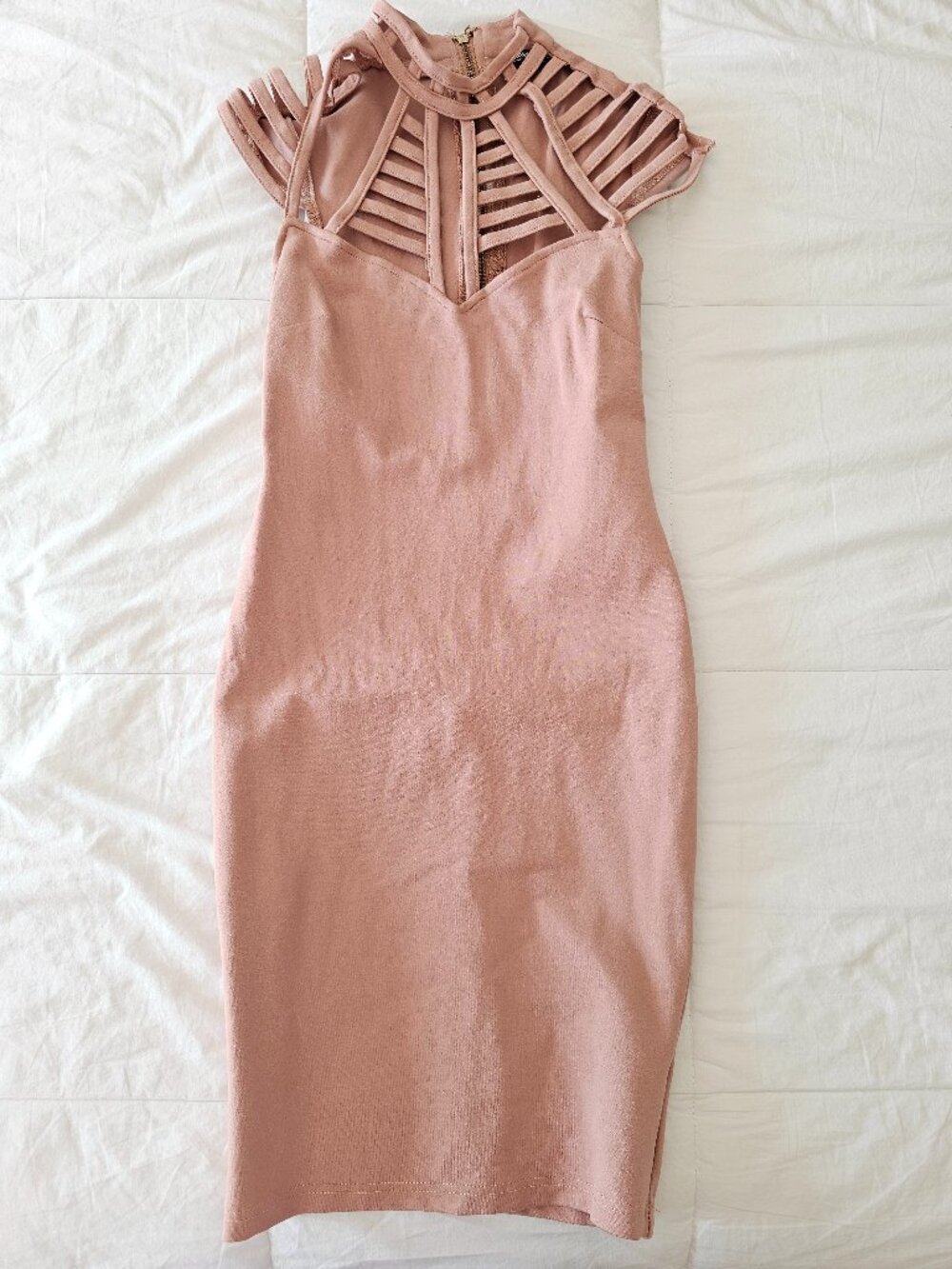 Robe moulante très originale et audacieuse, parfait mélange entre chic et glamou